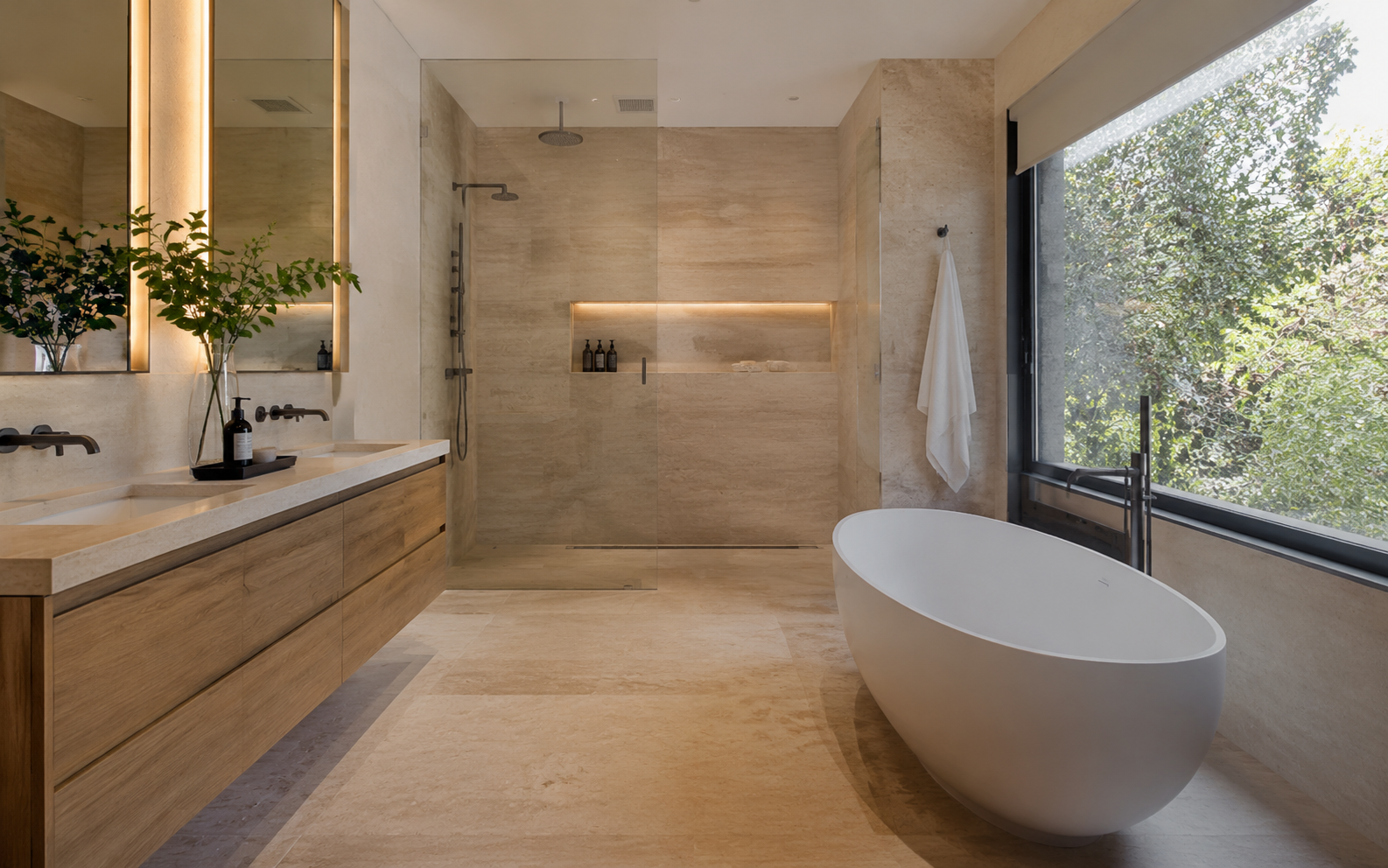 Baño principal con revestimientos de piedra, madera y bañera exenta junto a un ventanal
